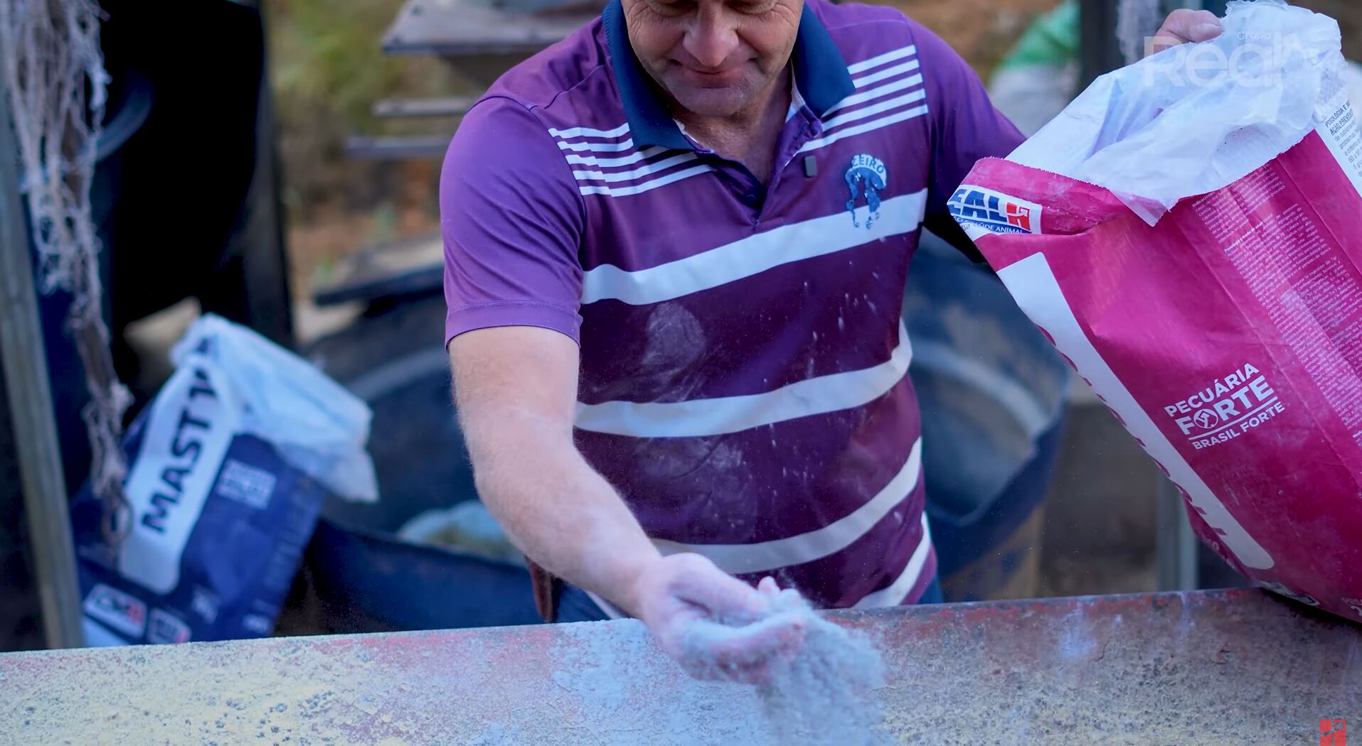 Homem despejando farinha em uma superfície de trabalho