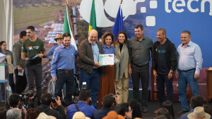 Marcelo Renck Real, Diretor Comercial do Grupo Real, recebe moção em homenagem ao seu pai, o Prof. Dr. Claudio Martins Real. 