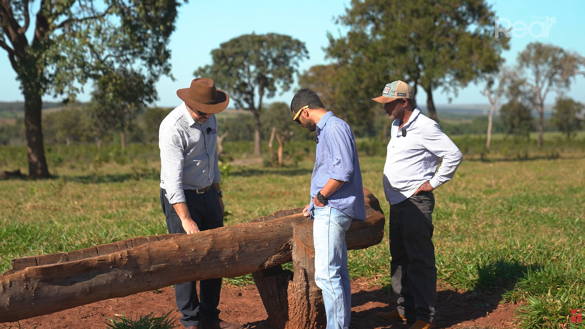 Equipe Pecuária Forte observa o cocho na fazenda Vitória