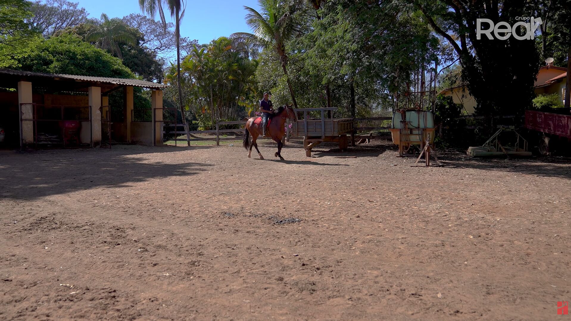 Cavaleiro montando em cavalo em um haras