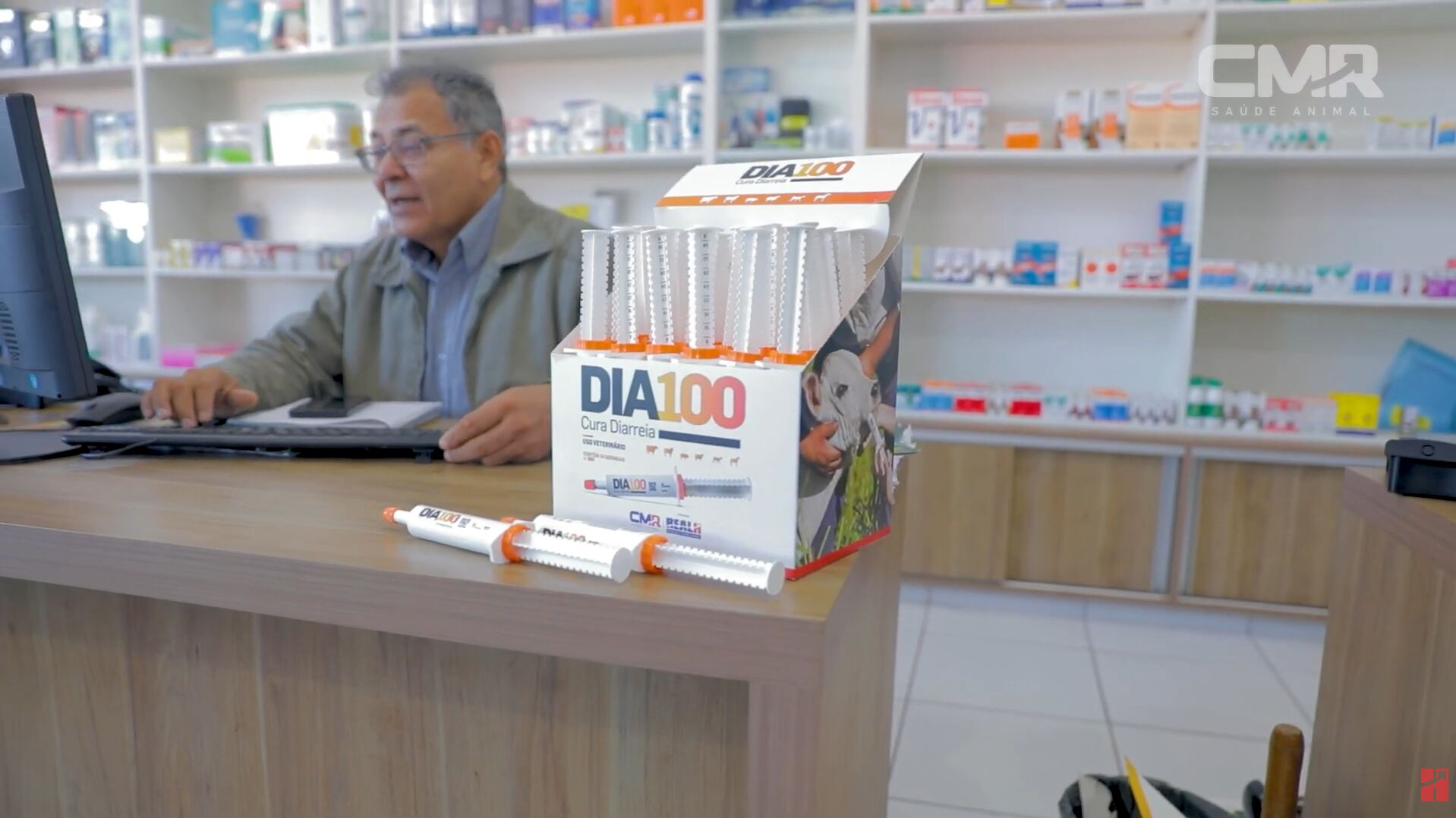 Veterinário atendendo com produtos de saúde animal.
